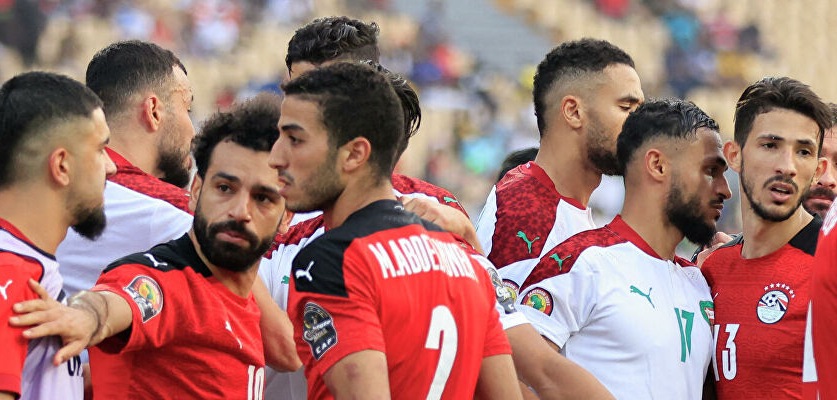 عقوبات وتوقيفات من "الكاف" على لاعبي المنتخب المغربي و المصري قبل مواجهة الكاميرون