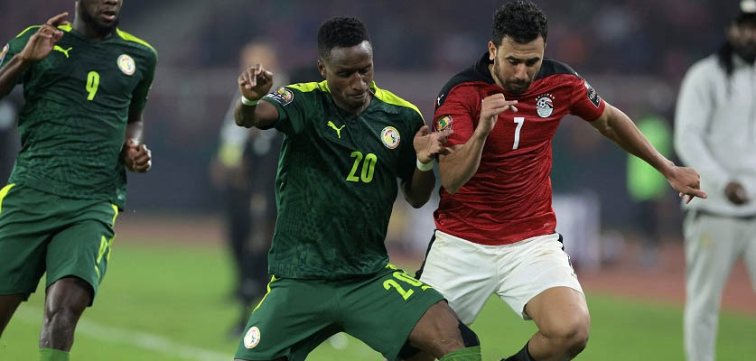 الإتحاد المصري لكرة القدم يفرض على "الكاف" تأجيل مباراة الإياب بين مصر و السنغال