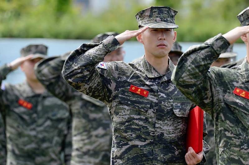 سون هيونغ مين ينهي الخدمة العسكرية ويحصل على تكريم