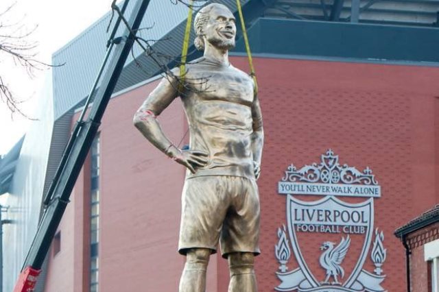 ليفربول يضع تمثالا لفان دايك