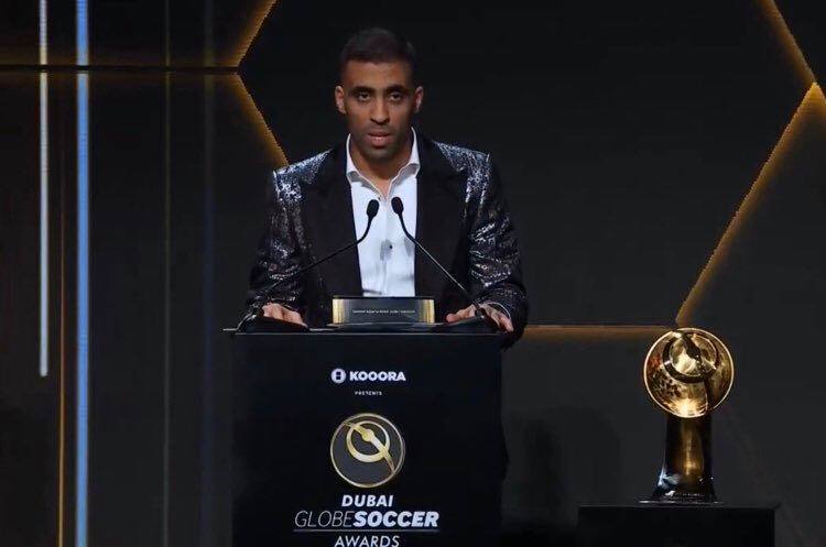 حمد الله يُتوج بجائزة أفضل لاعب في البطولات العربية